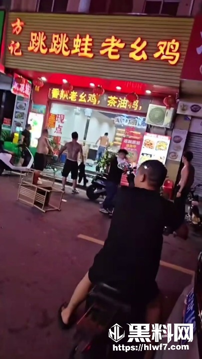 精神小伙街头冲突现场