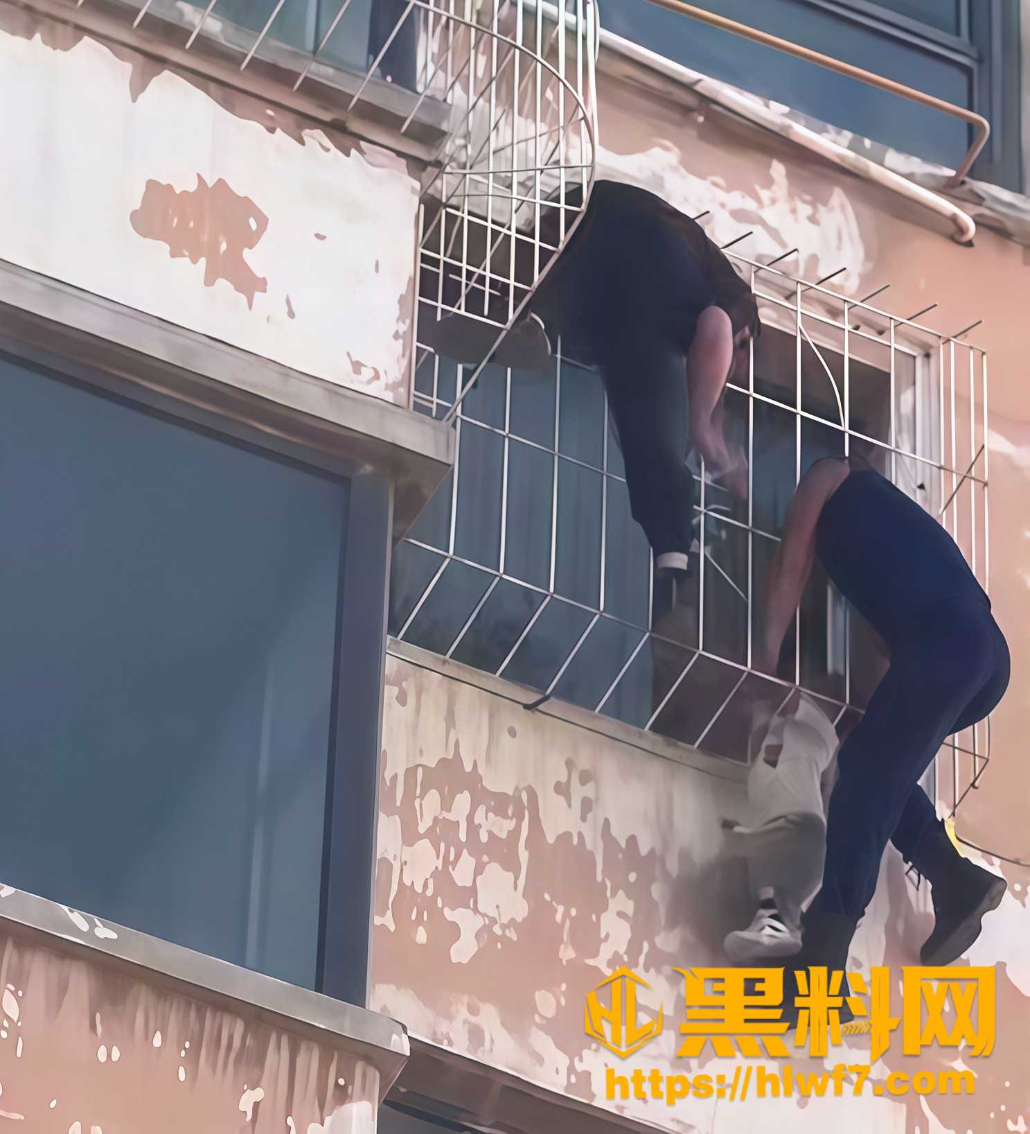 朔州5岁男童卡6楼护窗悬空1