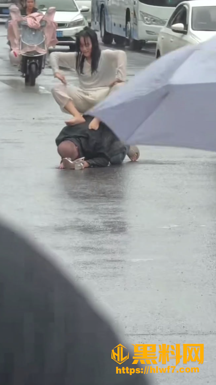 四川遂宁女骑男打坐现场5