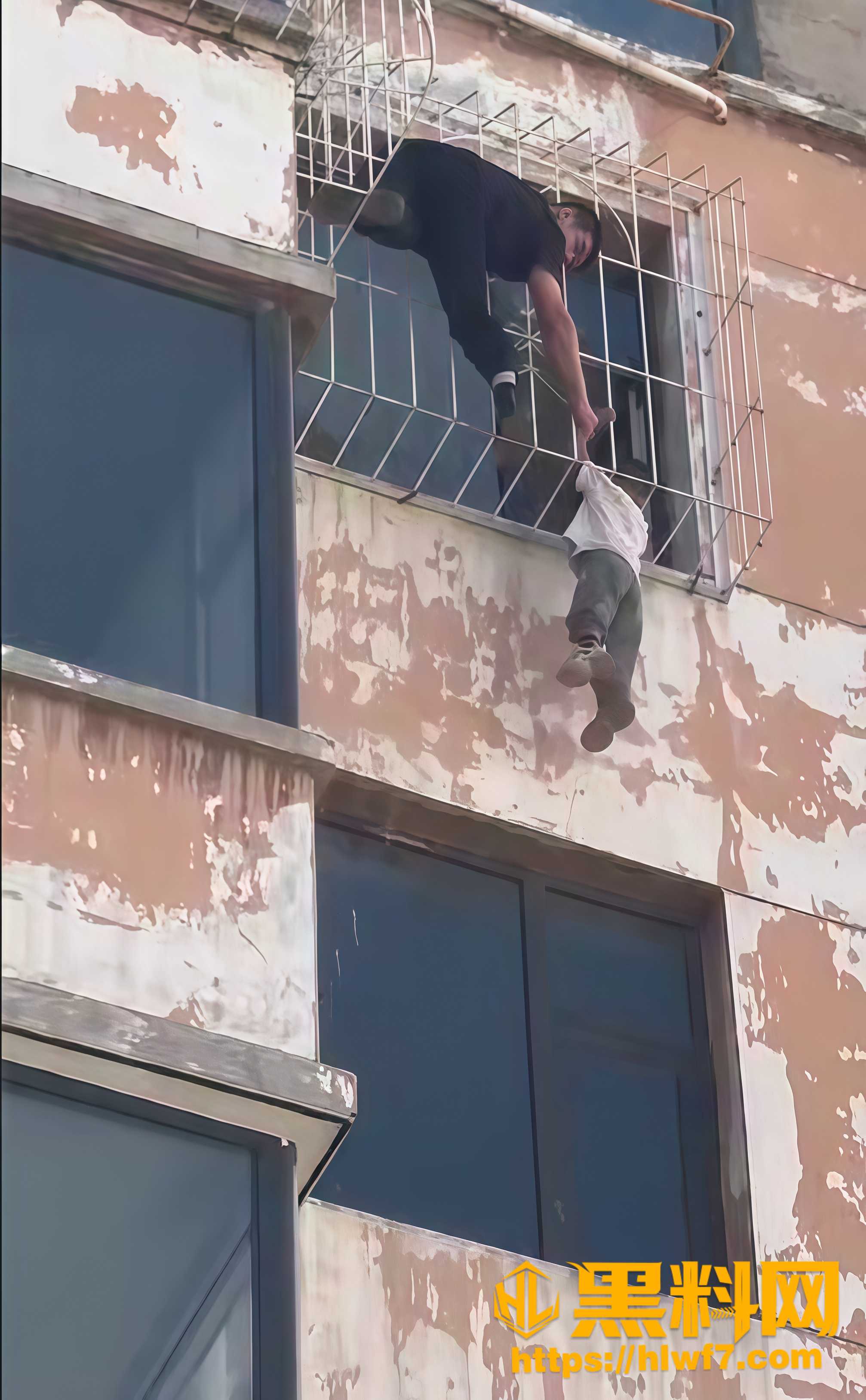 安艺龙徒手攀楼救悬空男童1