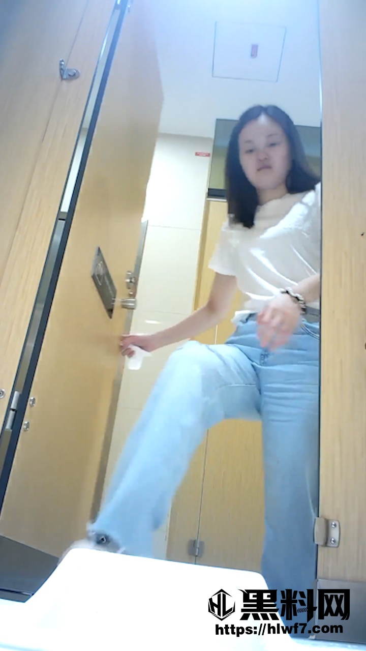 女厕全景偷拍视频
