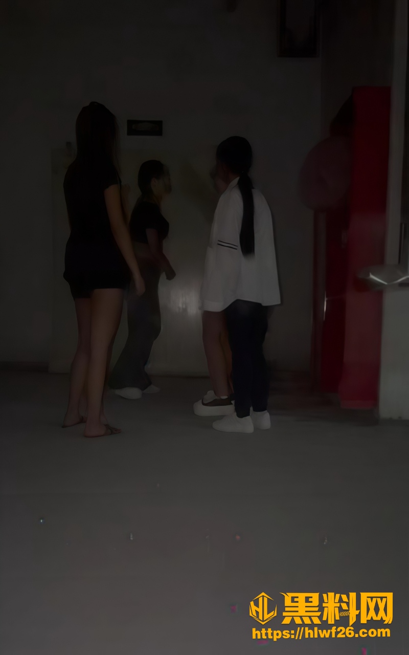 精神小妹地下车库打架现场1