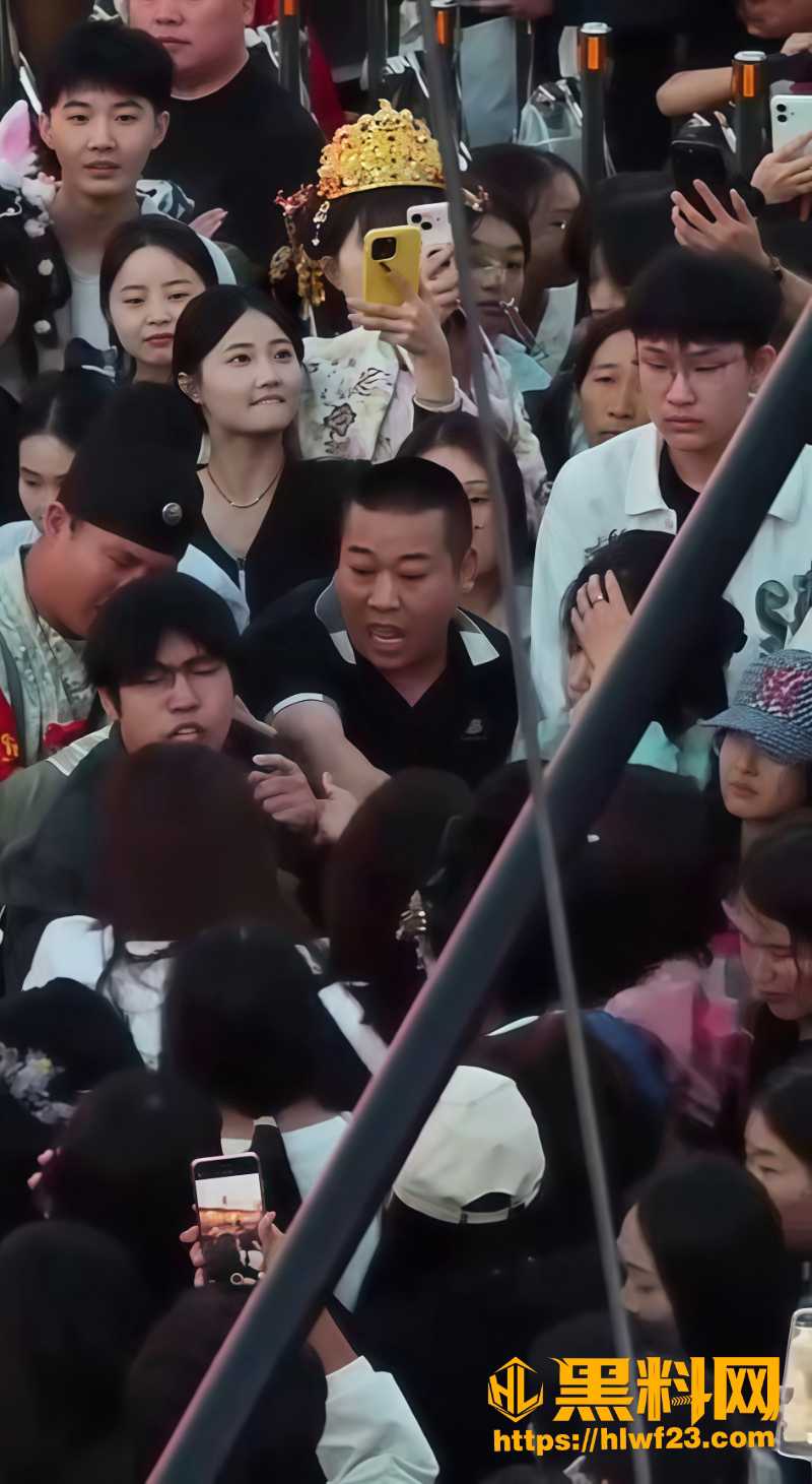 万岁山景区三女大战情侣 4