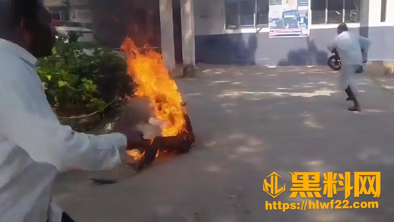 苏达卡警局外浇汽油抗议2