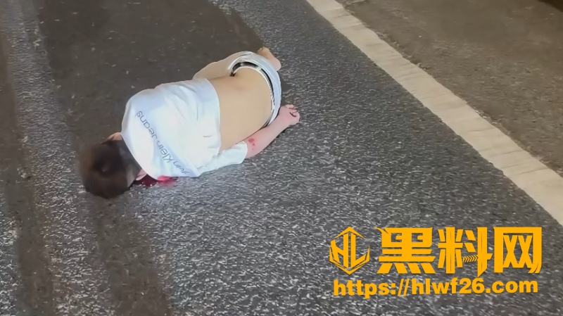 精神小伙深夜炸街翻车