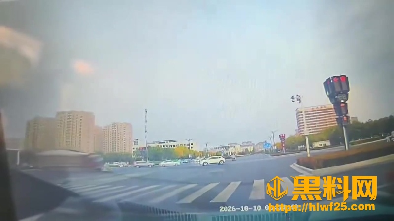货车侧翻8