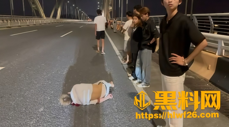 精神小伙翻车视频流出
